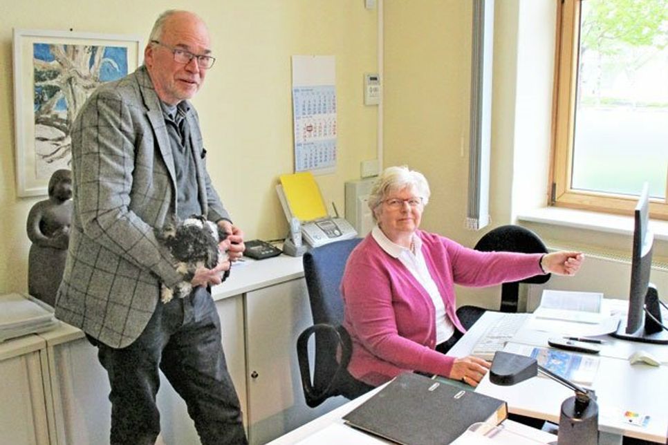 Geschäftsführerin Karin Hoppe zeigt Jürgen Ströh mit Hündin Sophie einige Infos auf dem Bildschirm.
