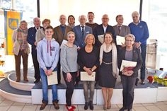 Die anwesenden Geehrten im sozialgesellschaftlichen, politischen und sportlichen Bereich mit Bürgervorsteherin Anja Evers und Bürgermeisterin Hatice Kara. (Foto: René Kleinschmidt)