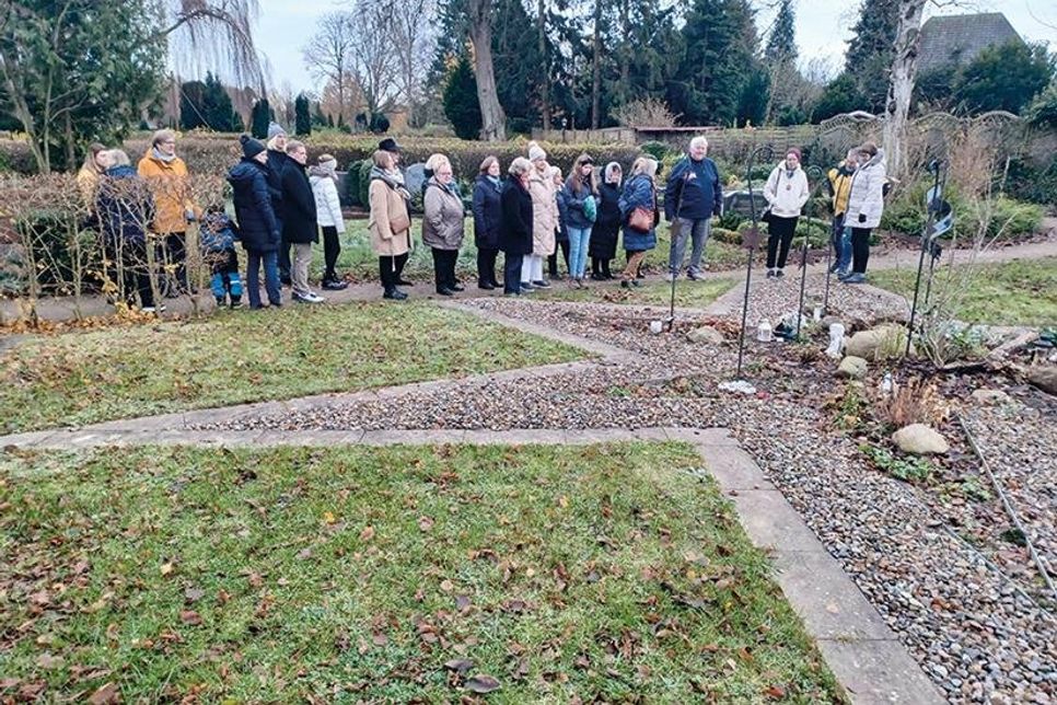 Nach dem offiziellen Teil führte Friedhofswart Haral Schmöde (3.v. re.) über den Friedhof.