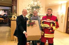 Moritz Schmid-Burgk (Hoteldirektor vom Hotel Belveder), Birgit Ruland (Center Management von der Ostsee-Therme) und Sebastian Levgrün (Ortswehrführer Feuerwehr Scharbeutz) bei der Übergabe der Dachaufsetzer. (Foto: DS)