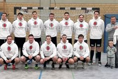 Das Team der 2. Herren der HSG Ostsee N/G mit Sponsor Andreas Gischler (re.) bei der Übergabe der Hoodies.
