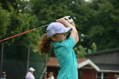Amelie (8 Jahre) beim Abschlag an Tee 1.