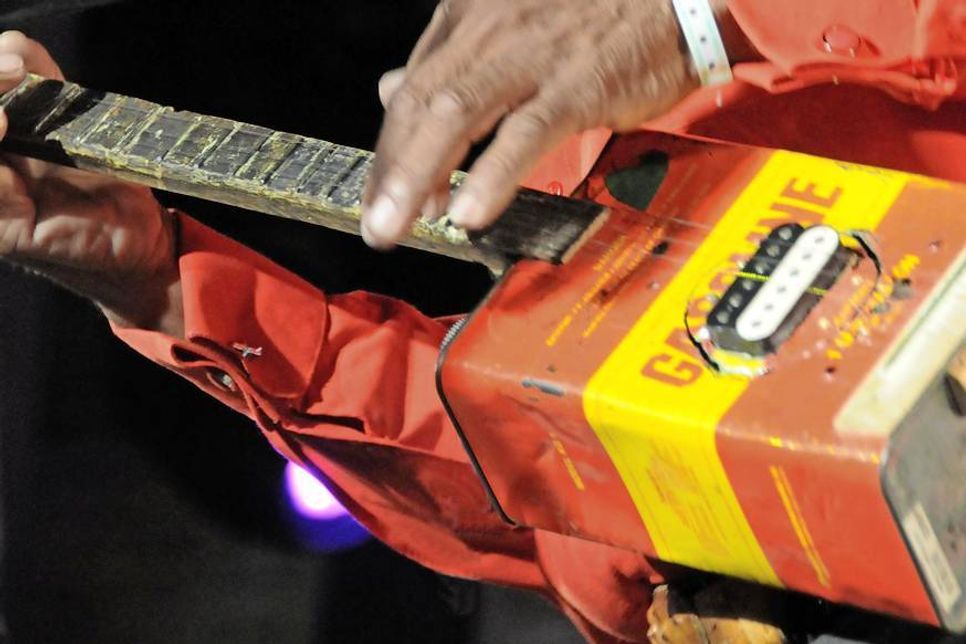 „gas can guitar“.