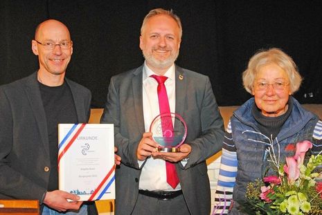 Wolfgang Mainz (l.) und Peter Kokocinski ehren Brigitte Klose mit dem Schönberger Bürgerpreis 2023