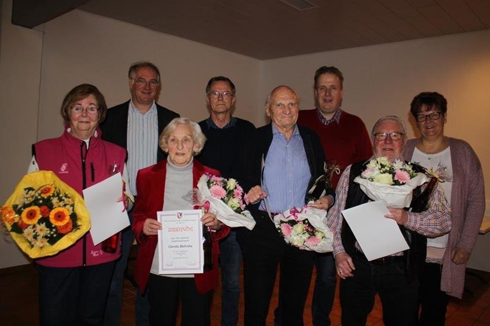 Prägen seit vielen Jahren das TSV-Bild: Karin Schüler, Gerda Behnke, Eberhard Krug und  Uwe Stoppock (vorne v. lks.). Es gratulierte der Vorstand mit dem 1. Vorsitzenden Jan-Eric Hertwig, Kassenwart Jan Schumacher, der 2. Vorsitzenden Christa Kauutz-Stender und Schriftführer Hagen Garms (hinten v. lks.).