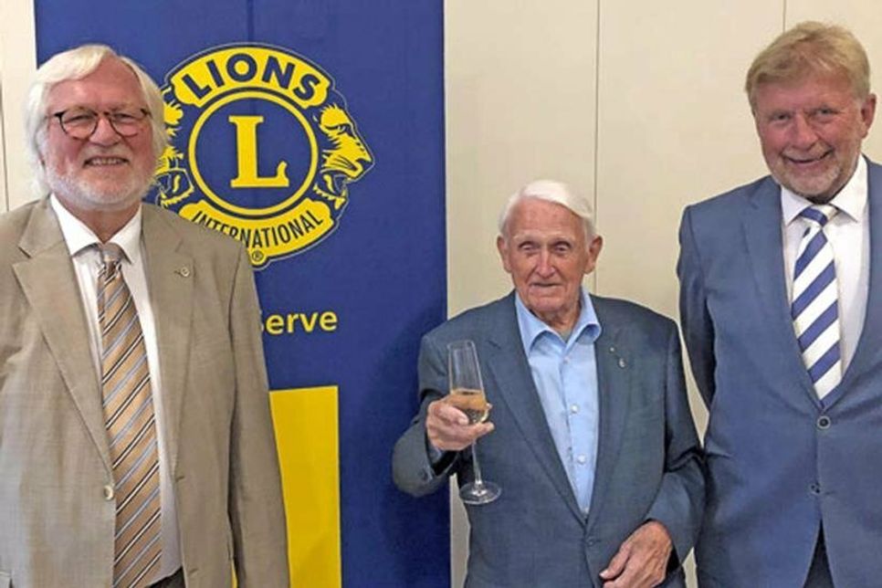 von links nach rechts: amtierender Präsident Detlef Behrens, Jubilar Fritz Stamer, Past-Präsident Thomas Stanisak