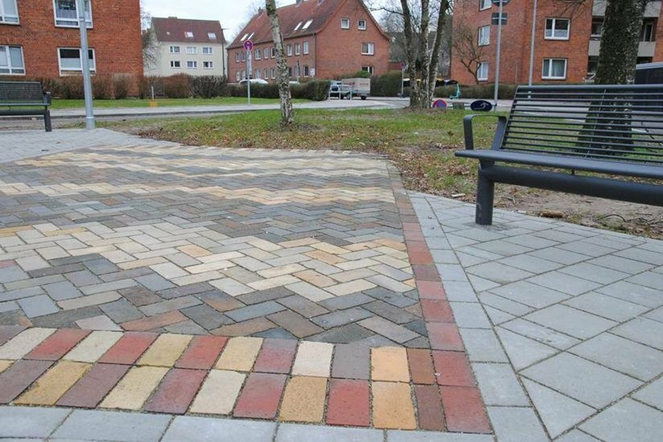 Ein Teppich aus Pflastersteinen soll das „Wohnzimmer-Gefühl“ unterstreichen. Er alleine ist zu wenig. Eine „gute Stube“ muss Gemütlichkeit ausstrahlen. Nur so entsteht ein attraktiver Treffpunkt.