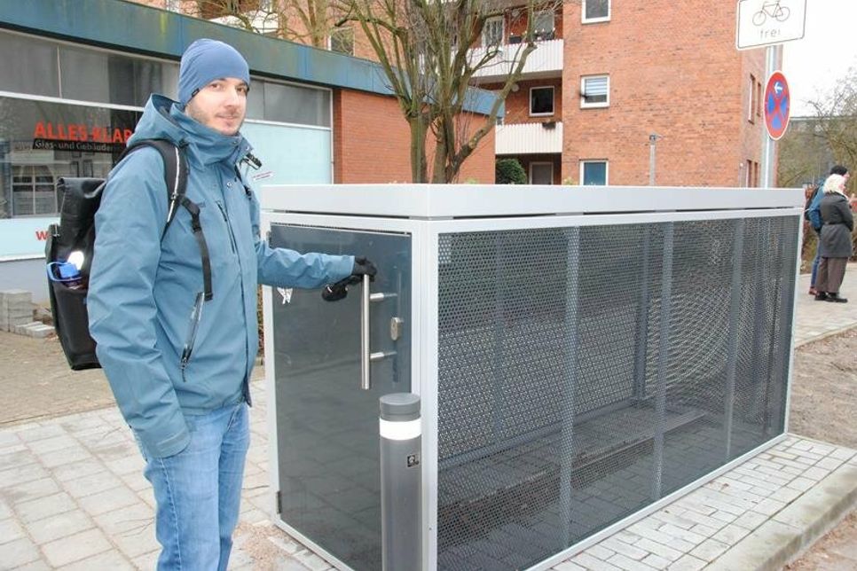 Henning Bergmann kümmert sich in der Stadt Kiel um Kinder- und Jugendmobilität. Hier erläutert er die Garage für ein Leih-Lastenfahrrad. Sie soll in das Konzept des „Wellingdorfer Wohnzimmers“ eingebunden werden.