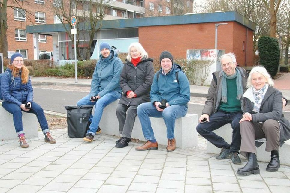 „Das Wellingdorfer Wohnzimmer soll gemütlicher werden“, darin sind sich alle einig: (v.l.) Sybille Rose (Verkehrsplanerin Stadt Kiel), Henning Bergmann (Kinder- und Jugendmobilität Stadt Kiel), Gisela Schulz (Anwohnerin), Christian Stamer und Andreas Aden (Stadt Kiel), Dagmar Richter (Anlaufstelle Nachbarschaft in Ellerbek/Wellingdorf)