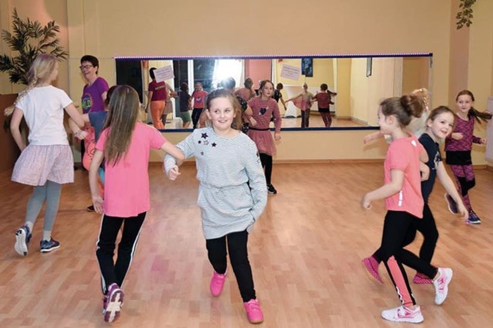 Großer Auftritt der kleinen Nachwuchstänzer: Die Zumba-Kids der ADTV-Tanzschule Sellmer-Tannhäuser präsentierten verschiedene Choreographien zu rhythmischer Musik.