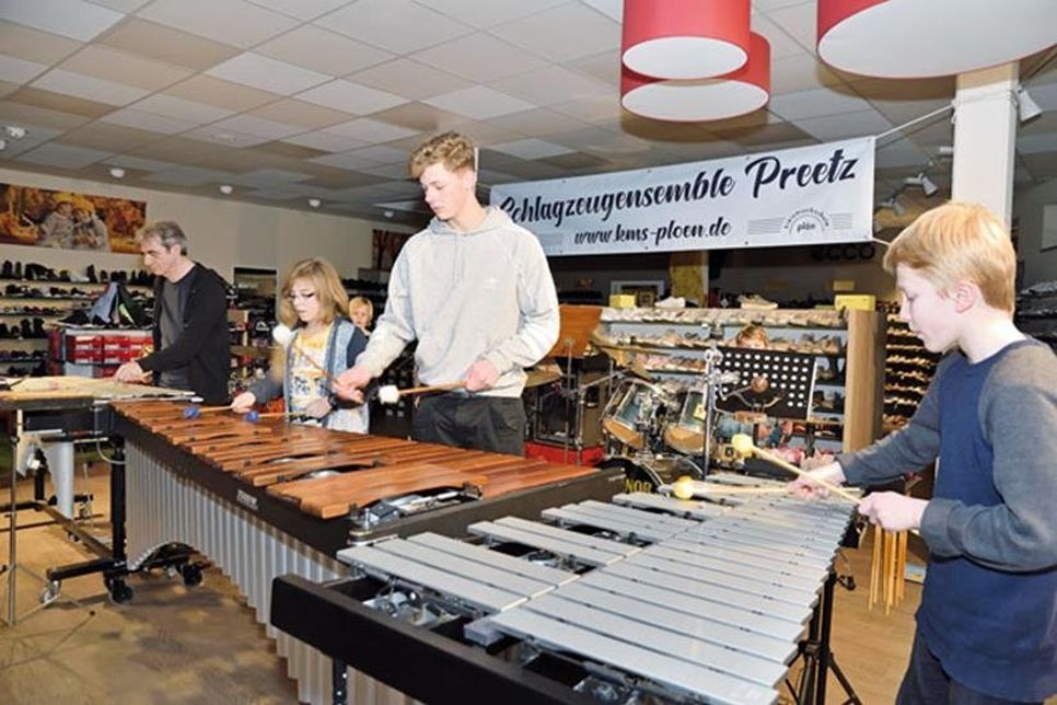 „Full House“ zwischen Schuhregalen: Der Auftritt des Preetzer Schlagzeugensembles der Kreismusikschule Plön im Schuhhaus Klint erwies sich als Publikumsmagnet.