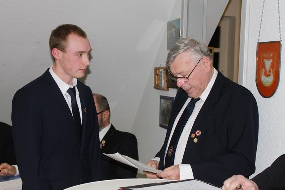 Vereidigung von Kristof Birkenfeld durch Amtspatron Siegfried Reuter (re.).