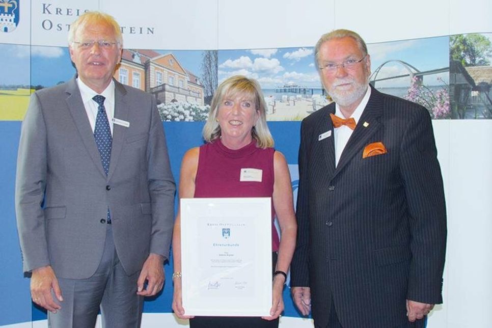 Für ihr ehrenamtliches Engagement wurde Sabine Kayser aus Pansdorf von Landrat Reinhard Sager (l.) und Kreispräsident Harald Werner mit der Ehrennadel des Kreises Ostholstein ausgezeichnet.
