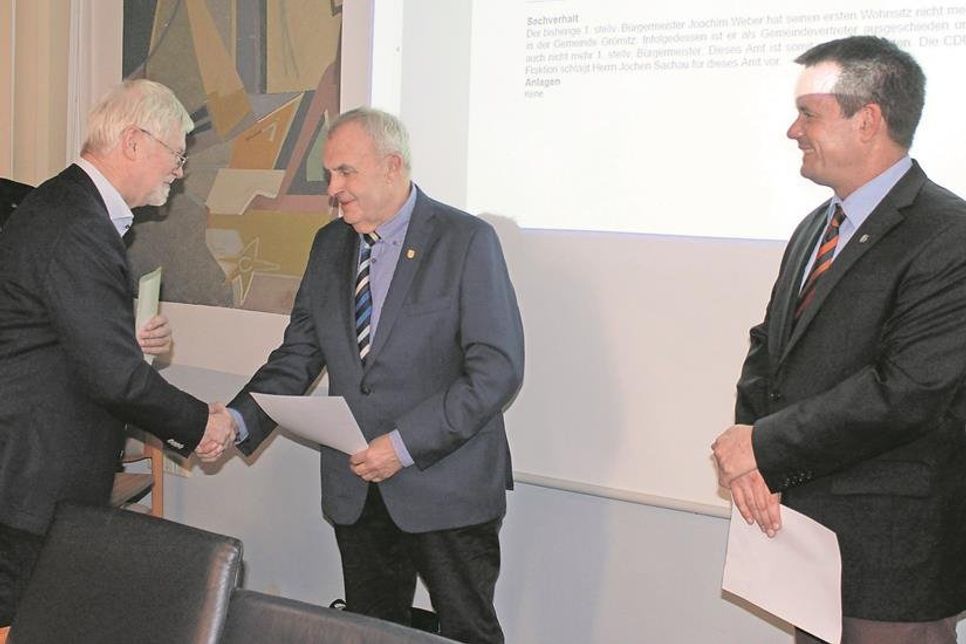 Jochen Sachau erhielt die Ernennungsurkunde von Bürgermeister Mark Burmeister (re.)und wurde von Bürgervorsteher Heinz Bäker (lks.) vereidigt.