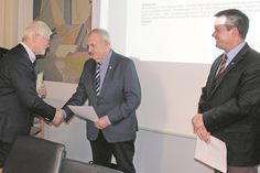 Jochen Sachau erhielt die Ernennungsurkunde von Bürgermeister Mark Burmeister (re.)und wurde von Bürgervorsteher Heinz Bäker (lks.) vereidigt.