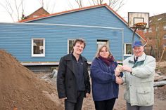 Spendenübergabe vor dem Neubau des Stadtteiltreffs mit Andreas Adler, Simone Henneberg und Egon Mohwinkel  (v. lks.).