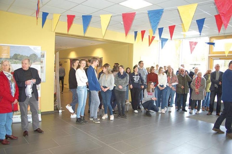 Schüler des elften Jahrgangs und viele interessierte Besucher fanden sich zur Eröffnung der Wanderausstellung des Kreises ein.