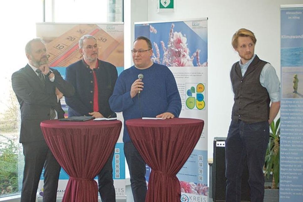 Bürgermeister Peter A. Kokocinski, Schulleiter Timo Hepp, Schulverbandsvorsteher Lutz Schlünsen und der Klimabeauftragte des Kreises Plön Dr. David-Willem Poggemann (v. l.) eröffneten die Wanderausstellung des Kreises Plön in der Gemeinschaftsschule Probstei in Schönberg.