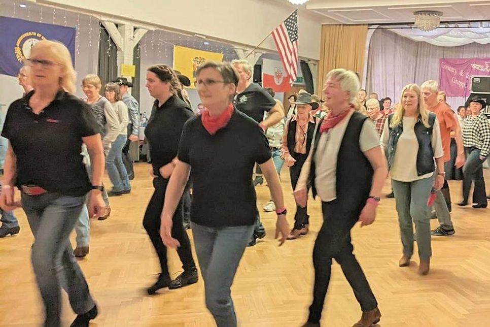 Neben dem sportlichen Aspekt geht es den Line Dancern bei ihren Tanzveranstaltungen auch um den Austausch untereinander und das Erlernen neuer Tänze.