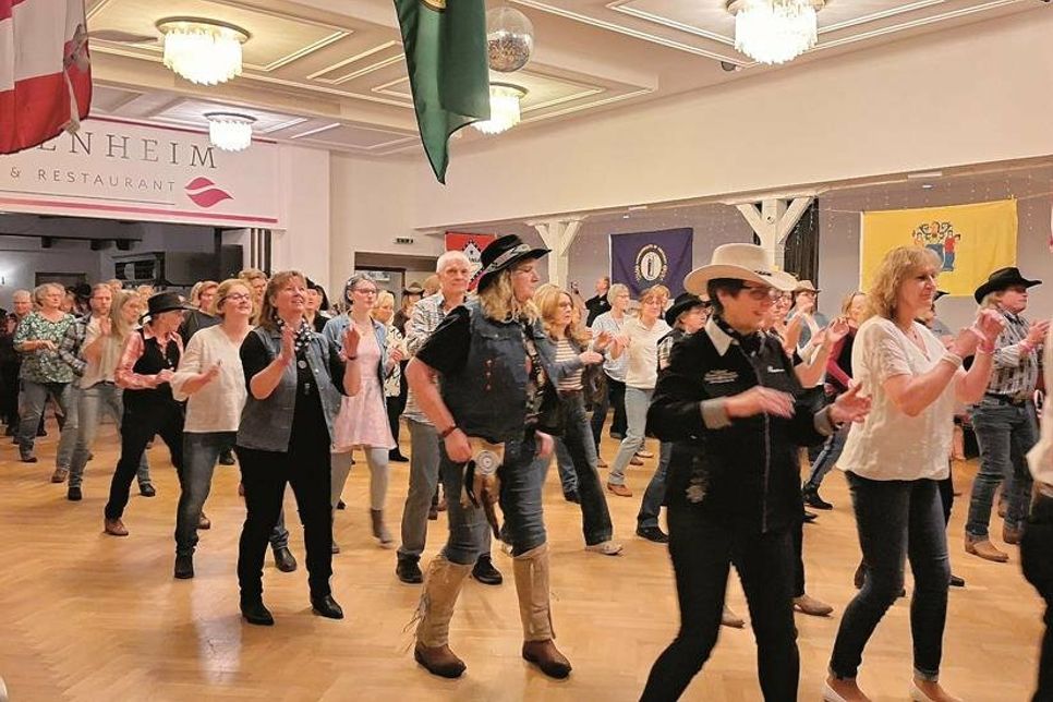 Neben dem sportlichen Aspekt geht es den Line Dancern bei ihren Tanzveranstaltungen auch um den Austausch untereinander und das Erlernen neuer Tänze.