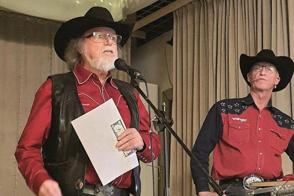 Sheriff Uwe Göllner von der Country &amp;amp; Line Dance Gruppe Kiel und DJ Mike WestCo aus Berlin sorgten für Partylaune beim Line Dance Charity-Event am 24. Februar in Schwentinental.