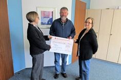Vera Litzka (Leiterin Stadtwerke) mit den Gewinnern Klaus-Peter und Elke Papke (v. lks.).
