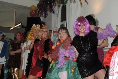 Fröhliches Feiern steht im Mittelpunkt.