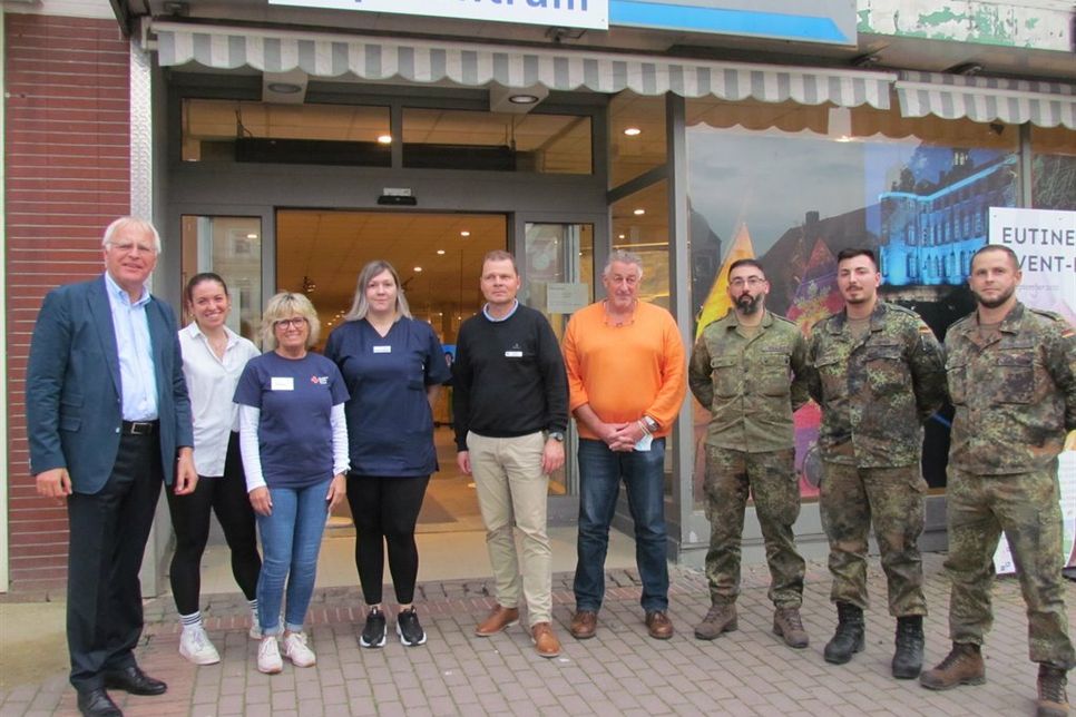 Landrat Reinhard Sager mit drei Helferinnen des DRK, Martin Boesmann (Leiter der Impfzentren), Dr. Armin Pallokat sowie drei Soldaten der Oberst-Hermann-Kaserne Eutin (v. lks.).