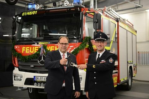Den symbolischen Schlüssel übergab Bürgermeister Mirko Spieckermann an Stadtwehrführer Alexander Wengelewski (re.).