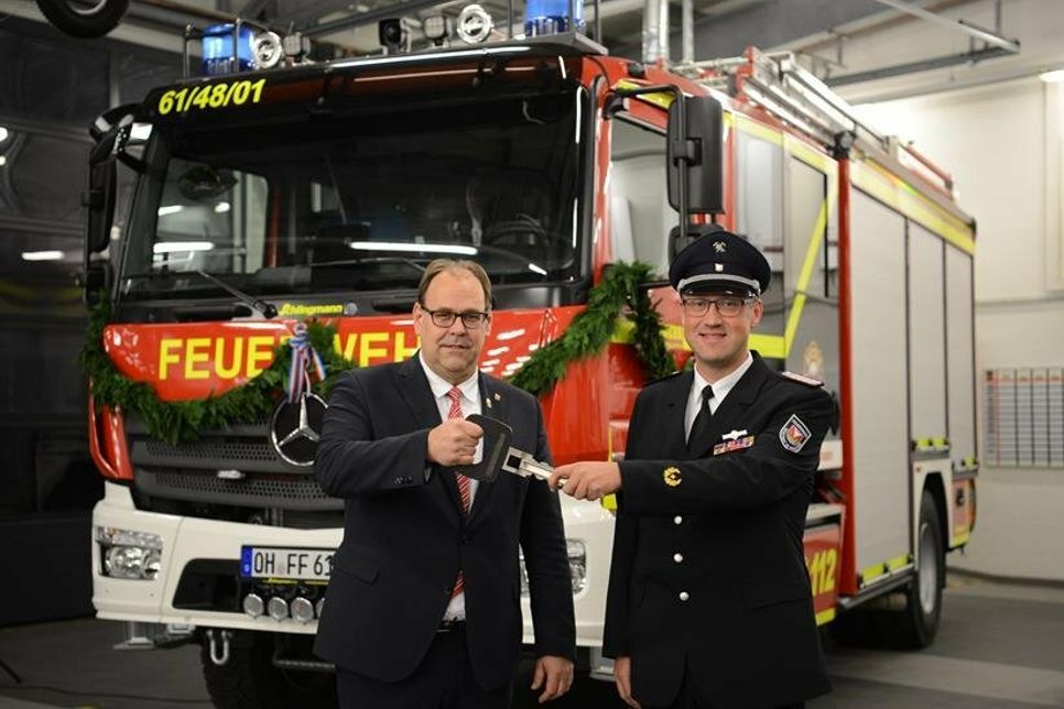 Den symbolischen Schlüssel übergab Bürgermeister Mirko Spieckermann an Stadtwehrführer Alexander Wengelewski (re.).