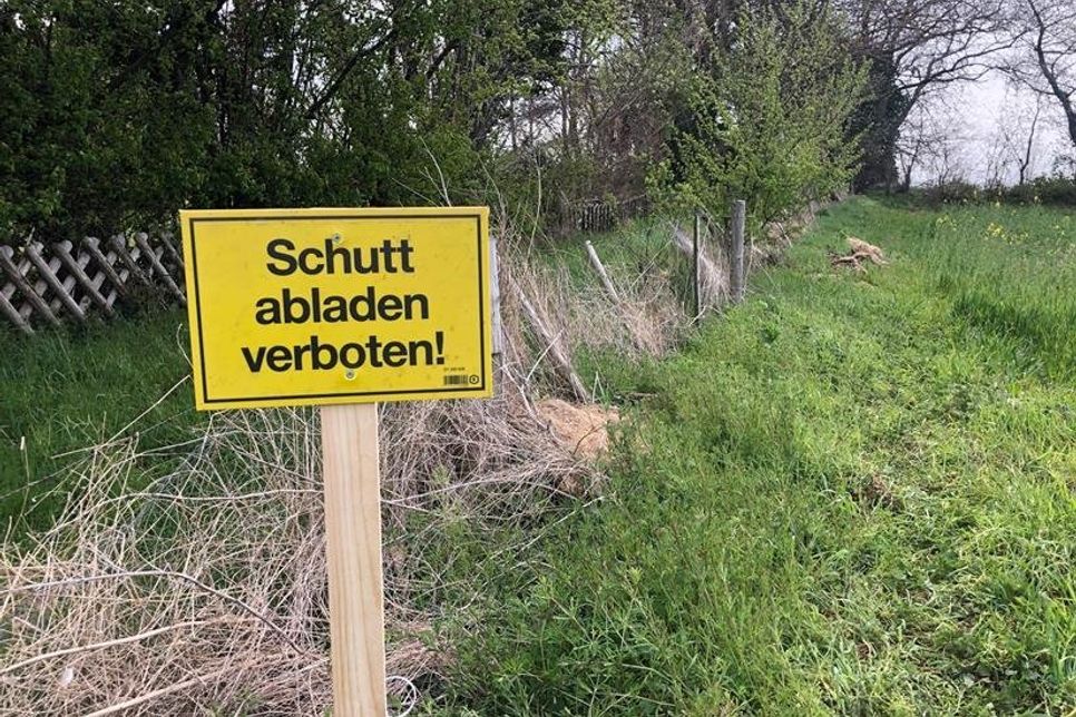 Der Eigentümer des Grundstücks hat dieses Schild angebracht und hofft, dass dies die fraglichen Personen aufrüttelt.