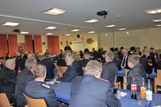 Die versammelten Kameraden im Feuerwehrhaus.