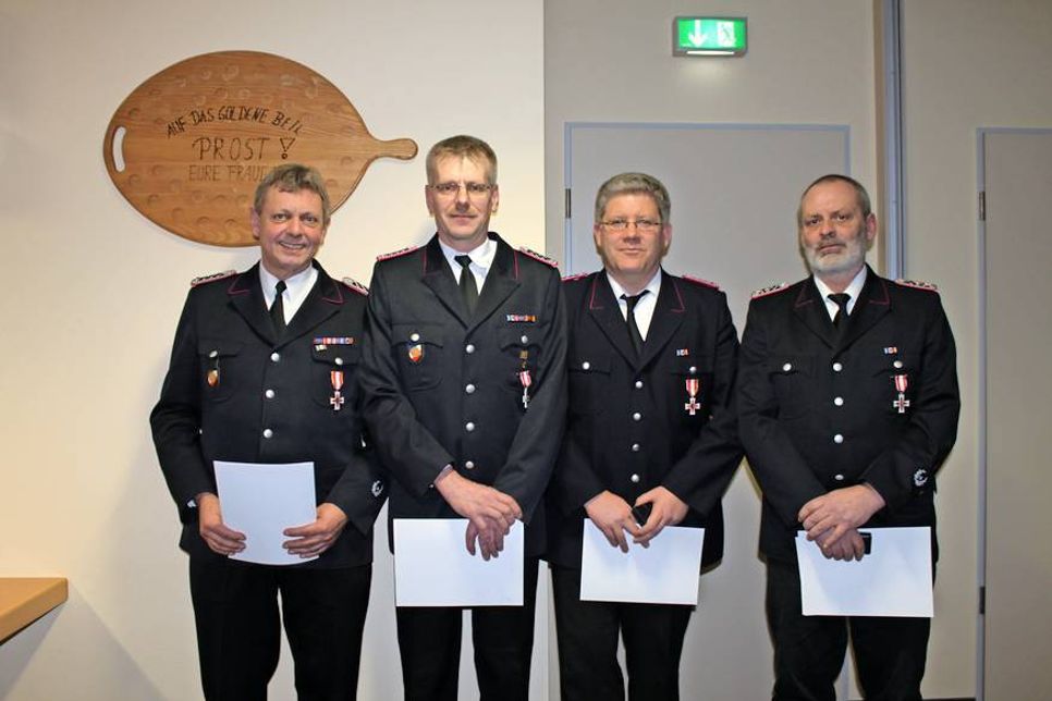 Brandschutzehrenzeichen in Gold für (v. lks.) Jörg Schröder (40 Jahre Dienstzeit), in Silber für Wolfgang Langkawel, Helge Klamke und Burghard Conradt (25 Jahre Dienstzeit).