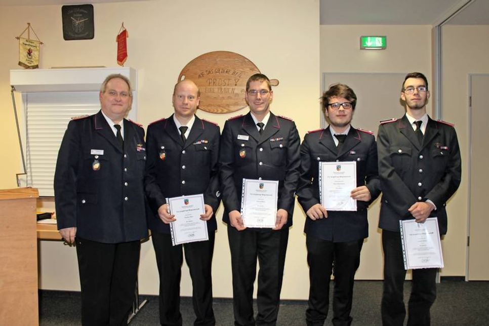 Ortswehrführer Hartmut Junge mit den Geehrten für ihre langjährige Mitgliedschaft.