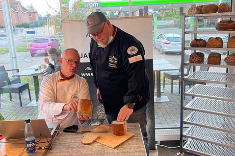 Sachverständiger Michael Isensee (lks.) nahm die Backwaren von Andreas Seßelberg während der Qualitätsprüfung genau unter die Lupe.