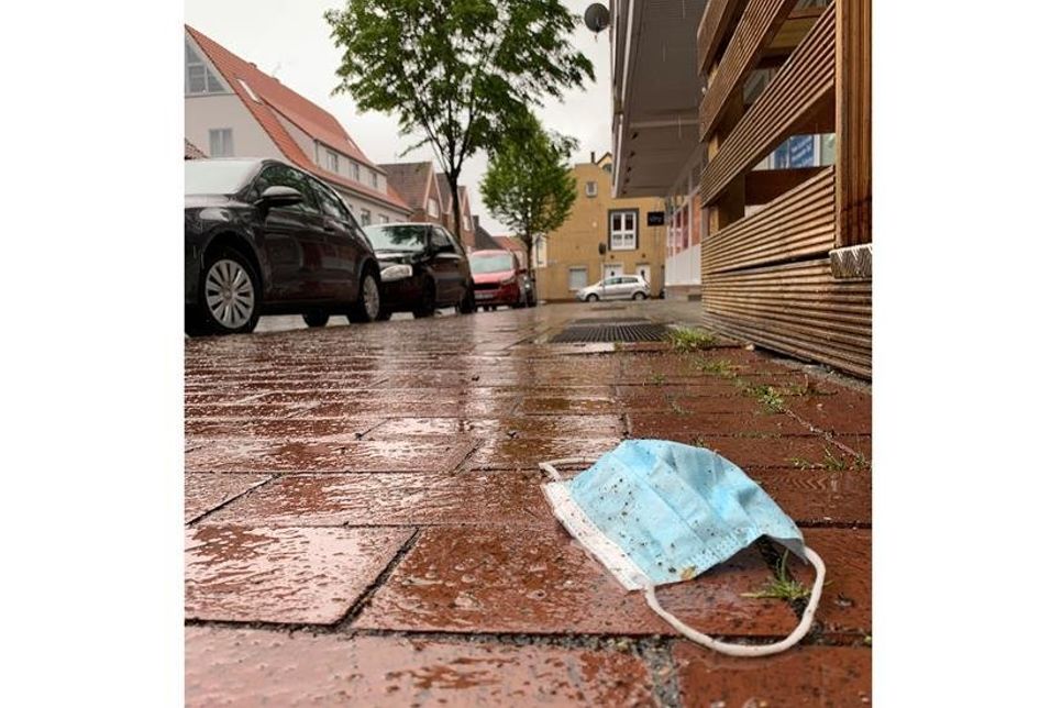 Was wir nicht in Kauf nehmen müssen ist die Umweltverschmutzung durch achtlos entsorgte Masken - ein immer häufiger auftretendes Phänomen.