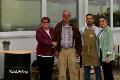 Liesel und Peter Vollenbroich mit ihren Nachfolgern Evangelos Panagiotopoulos und Sophia Niemann (v. lks.)