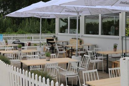 Eine großzügige Terrasse lädt zum Verweilen ein.