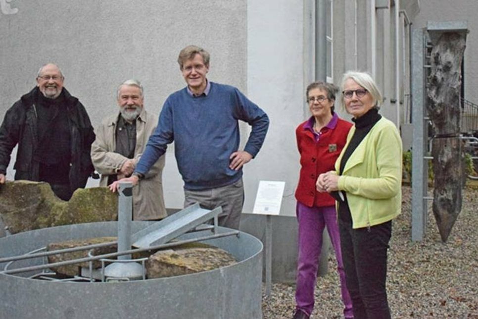 Bürgervorsteher Hans-Jürgen Gärtner (li.) weihte mit Vertretern des Heimatvereins das neu gestaltete Außengelände des Museums ein: Volker Liebich (v.l.), Axel Langfeldt, Benedikta Ritgen und Frauke Eggers