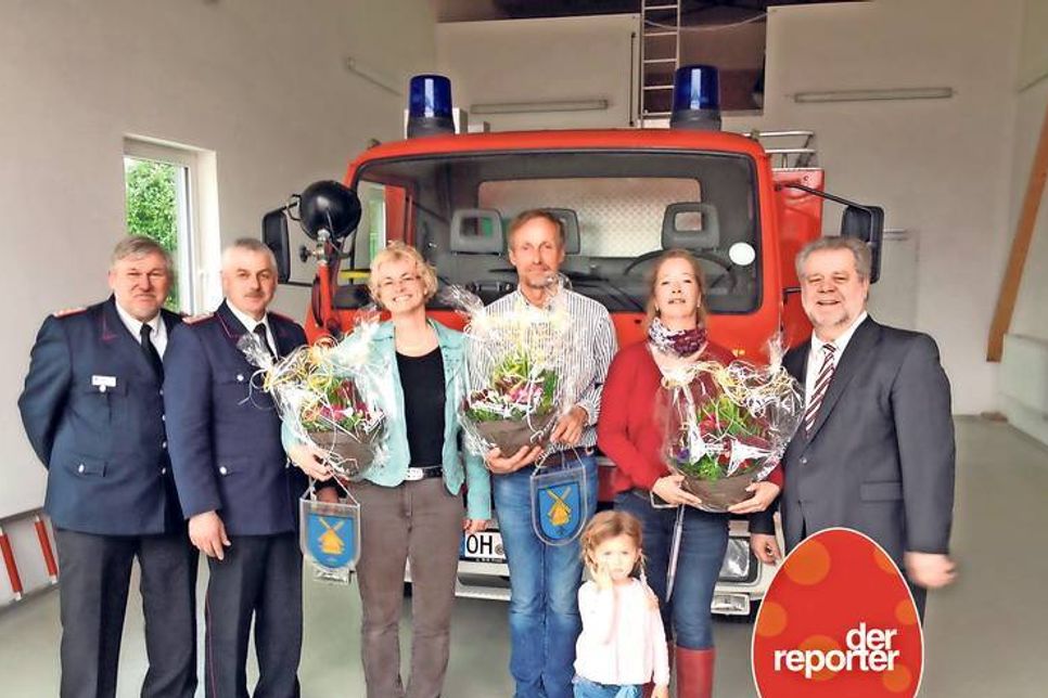Rolf Willert, Gemeindewehrführer Schashagen, Klaus Sindt, Ortswehrführer Feuerwehr Bliesdorf, Dr. Birte Gosch, Ostsee-Campingplatz Kagelbusch, Hinrich Behrens, Campingland Ostsee, Bettina Gosch, Camping- und Ostseeferienpark Walkyrien, Rainer Holtz, Bürgermeister Gemeinde Schashagen (v. lks.).
