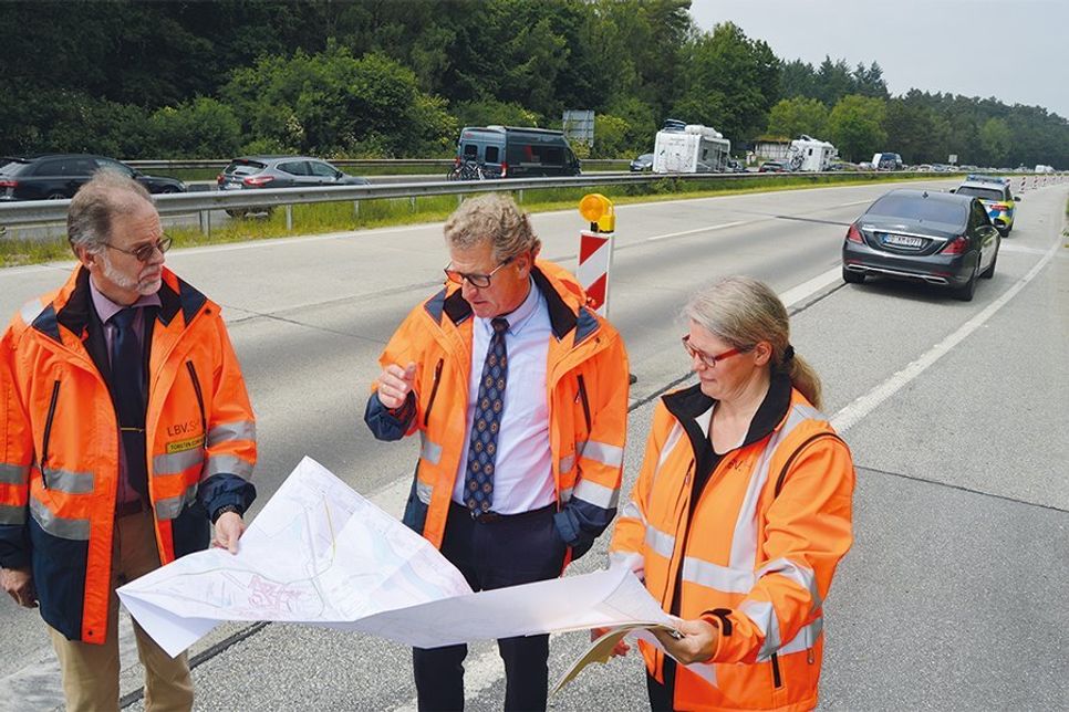 Torsten Conradt (l.) und Britta Lüth vom LBV.SH informieren sich bei einem Blick in die Karte über die abgeschlossenen Sanierungsmaßnahmen.