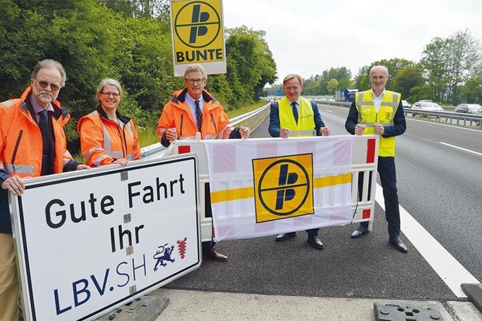 LBV.SH-Direktor Torsten Conradt (v.l.), Britta Lüth (Geschäftsbereichsleiterin  Planung und Bau des LBV.SH), Verkehrsmininister Bernd Buchholz, der für Ostholstein zuständige Bundestagsabgeordnete der CDU, Ingo Gädechens, und Helmut Renze vom bauausführenden Unternehmen „Bunte“ kurz vor der Freigabe des sanierten Autobahnabschnitts.