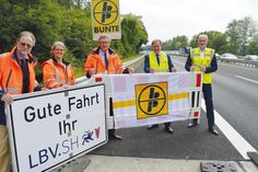 LBV.SH-Direktor Torsten Conradt (v.l.), Britta Lüth (Geschäftsbereichsleiterin  Planung und Bau des LBV.SH), Verkehrsmininister Bernd Buchholz, der für Ostholstein zuständige Bundestagsabgeordnete der CDU, Ingo Gädechens, und Helmut Renze vom bauausführenden Unternehmen „Bunte“ kurz vor der Freigabe des sanierten Autobahnabschnitts.