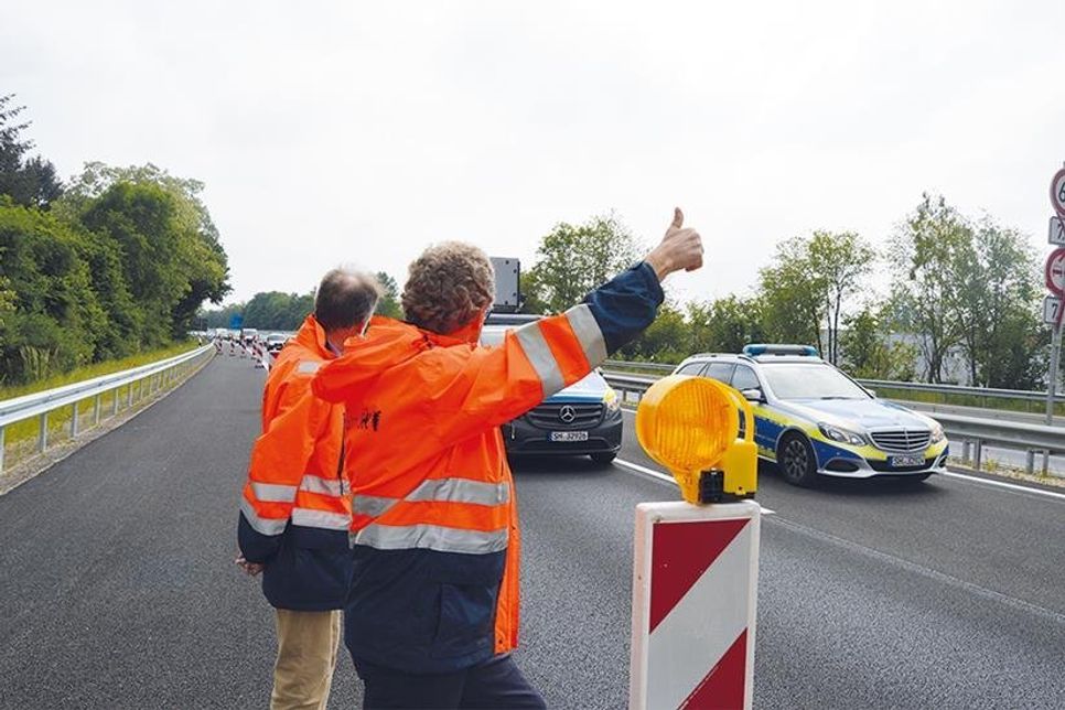 Daumen hoch und los geht’s. Angeführt von der Autobahnpolizei befahren die ersten Fahrzeuge die nunmehr freigegebene Autobahn bei Sereetz.