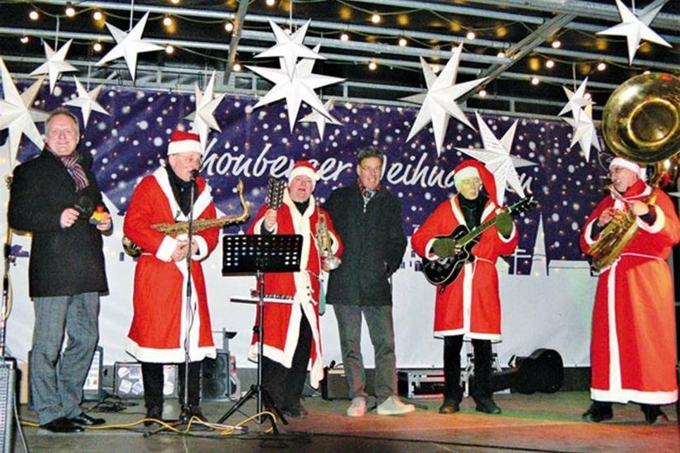 Peter Kokocinski (links) und Knut Lindau (mitte) mit den jazzenden Weihnachtsmännern.
