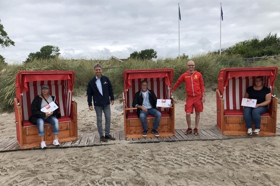 Das Probesitzen bei der Spendenübergabe verlief zur allgemeinen Zufriedenheit.