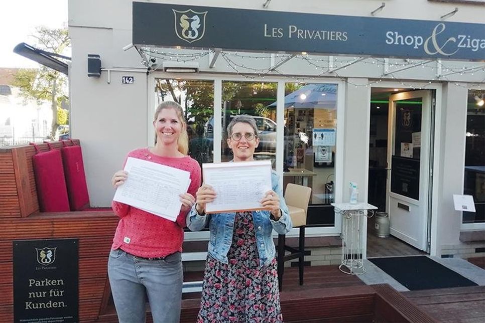 Janine Abel (links) und Kerstin Hartz, zwei der Initiatorinnen, vor dem Anlaufpunkt „Les Privatiers“ nach der ersten größeren Zwischenzählung.