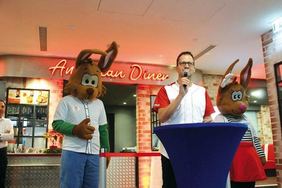 David Depenau, Sprecher der Geschäftsführung, dankte in seiner Begrüßungsrede unter anderem allen Beteiligten für ihr Engagement beim Aufbau des „American Diner“ bei laufendem Geschäftsbetrieb. Begleitet wurde die Eröffnungsfeier von den Maskottchen der Anlage, „Hops & Hasi“.