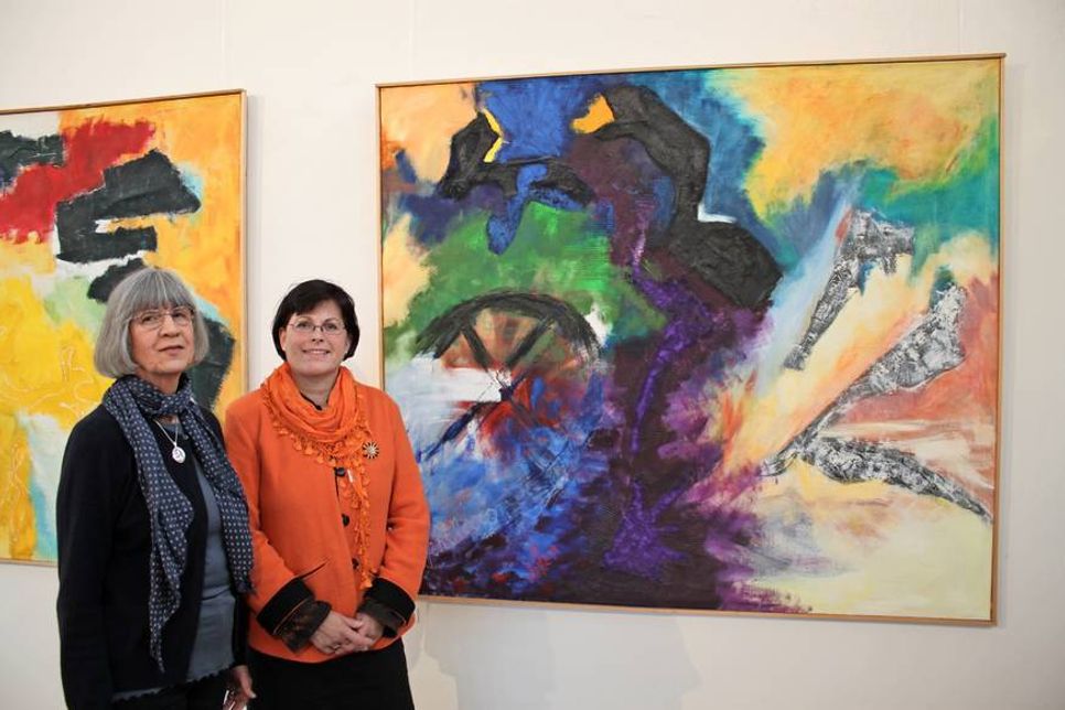 Die Kunsthistorikerinnen Ingrid Weber-Schuback (lks.) und Dr. Birte Gaethke vor einem Werk von Ulrich Schuback.