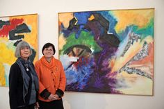Die Kunsthistorikerinnen Ingrid Weber-Schuback (lks.) und Dr. Birte Gaethke vor einem Werk von Ulrich Schuback.